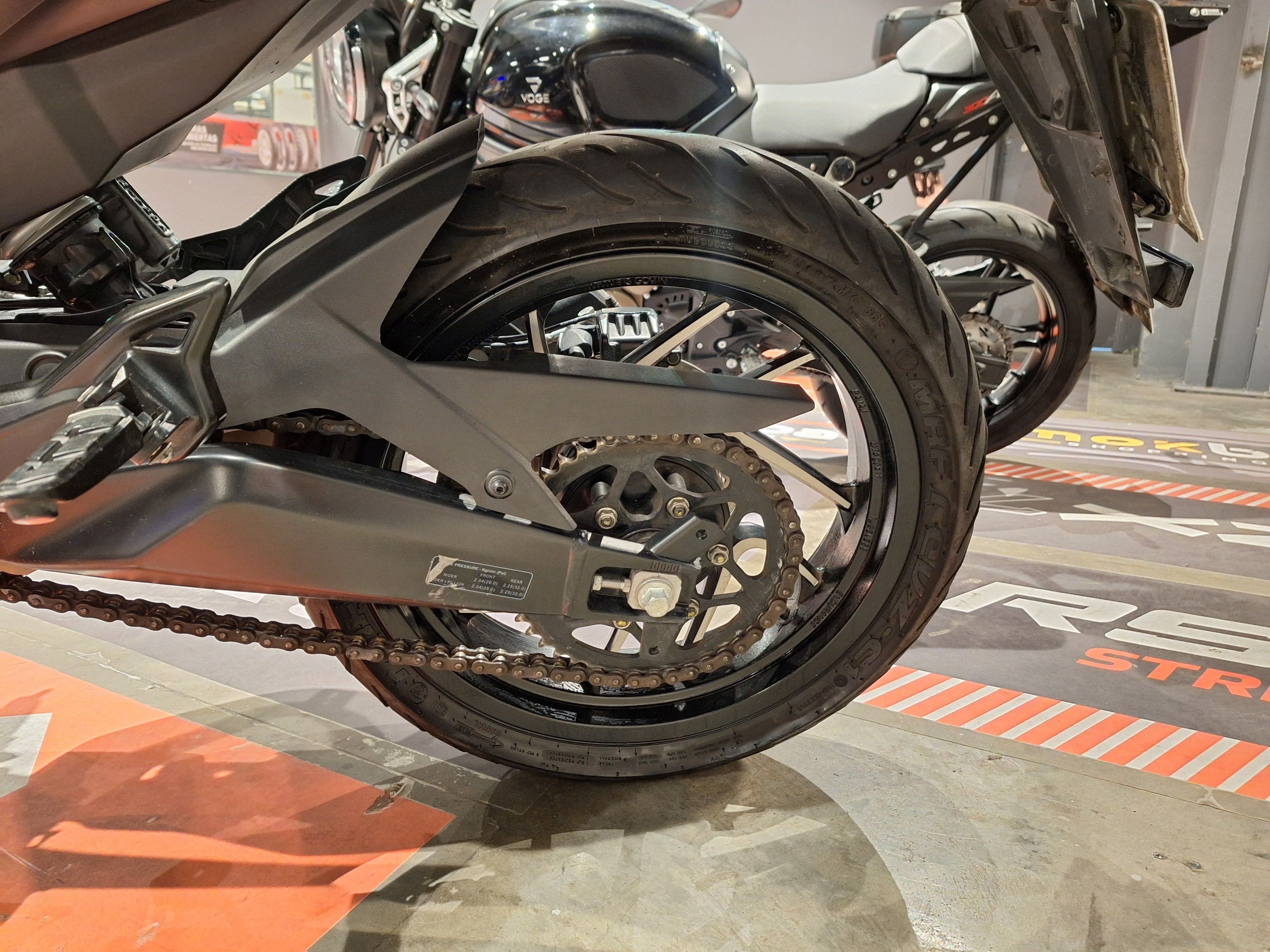 Moto Bajaj Dominar 400 usado 2023 con 14100 km int 51631 1M