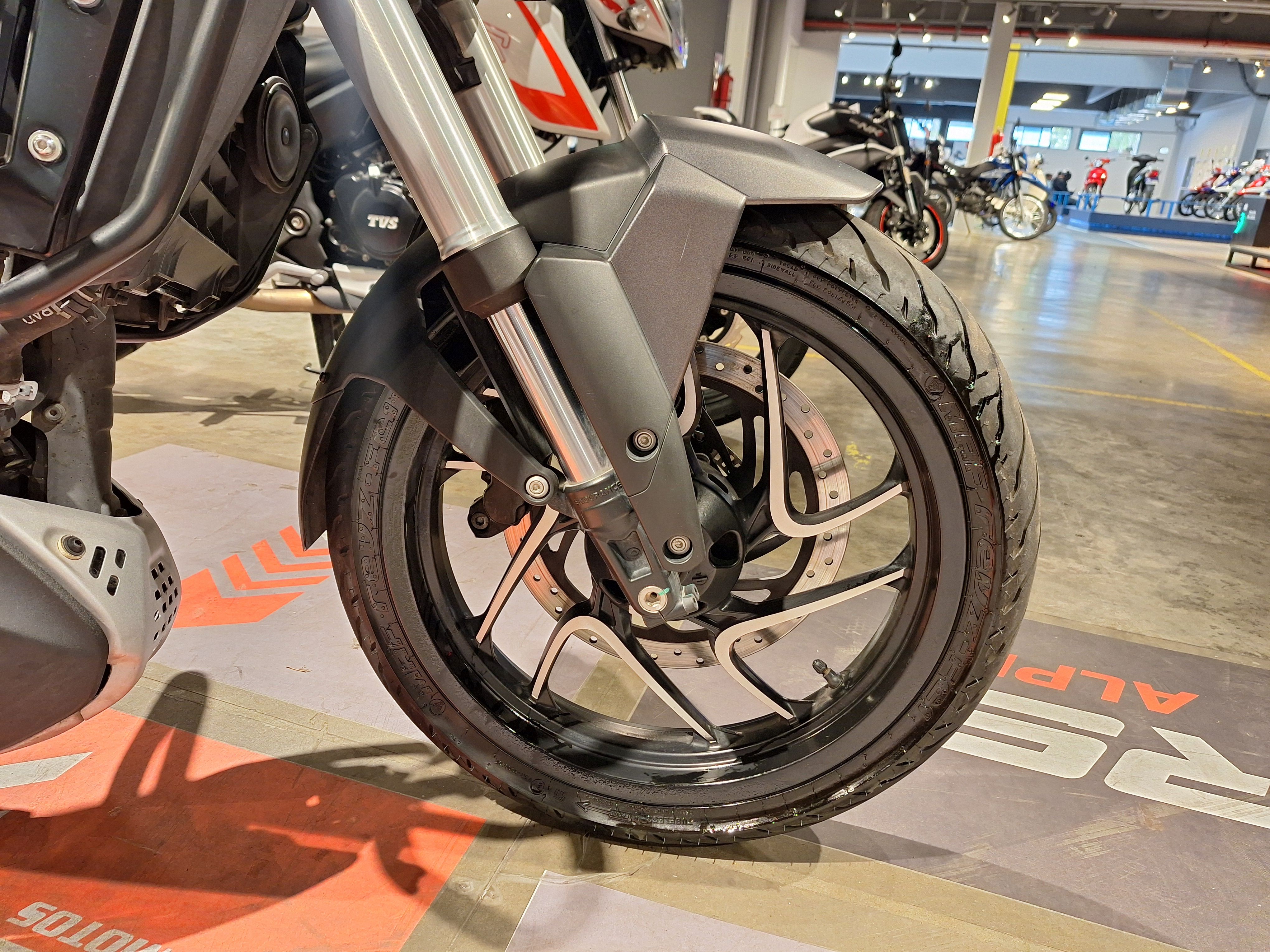 Moto Bajaj Dominar 400 usado 2023 con 14100 km int 51631 1M