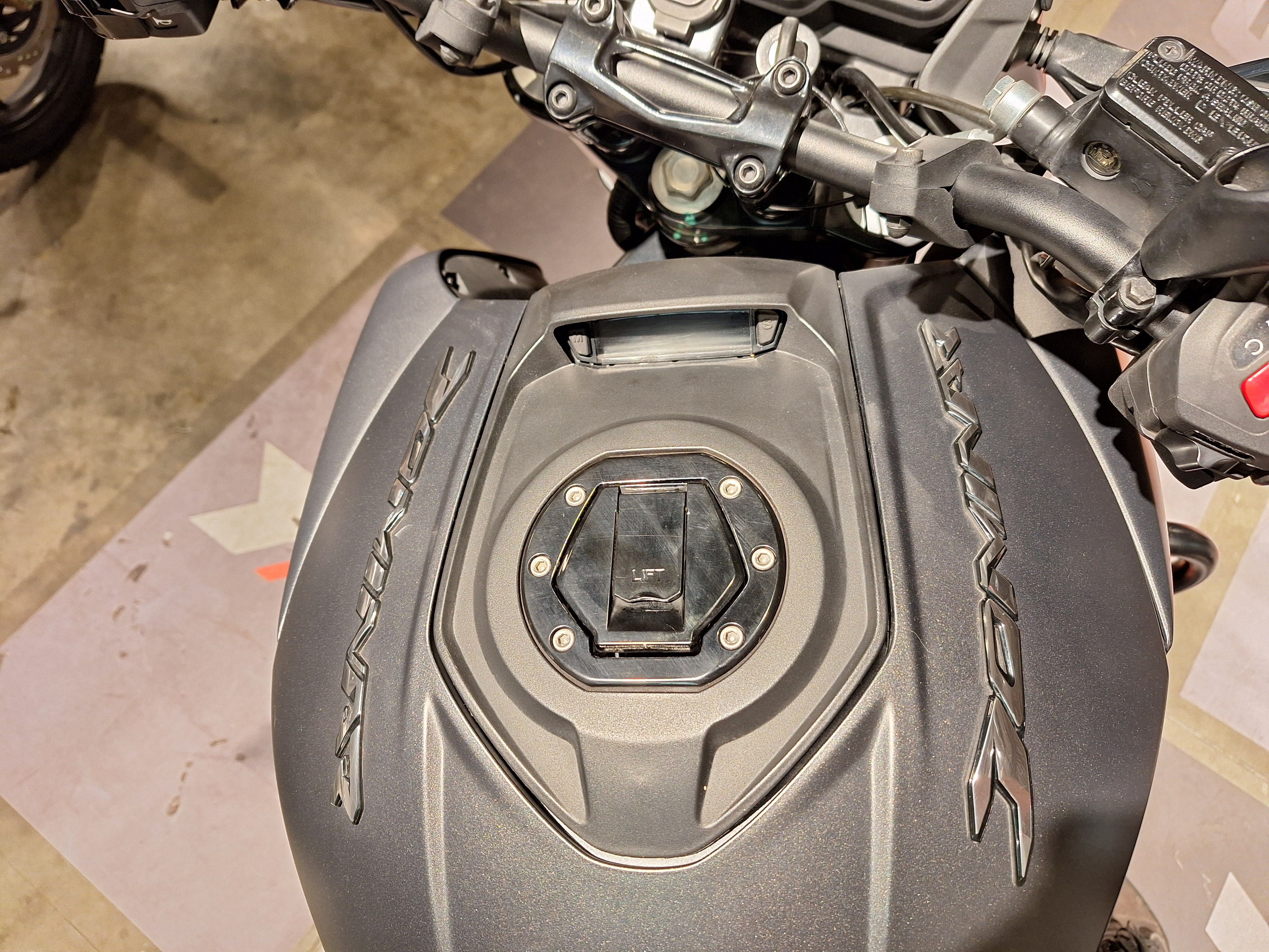 Moto Bajaj Dominar 400 usado 2023 con 14100 km int 51631 1M
