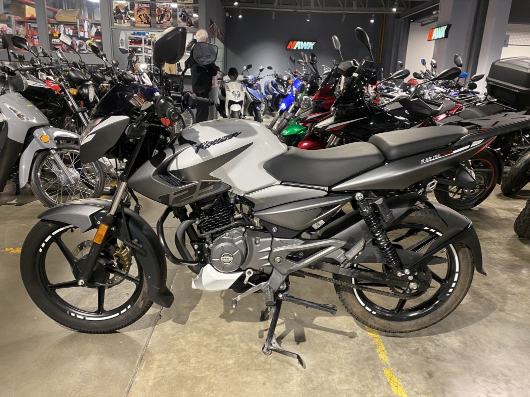 Moto Bajaj Rouser 125 usado 2025 con 15200 km 1M