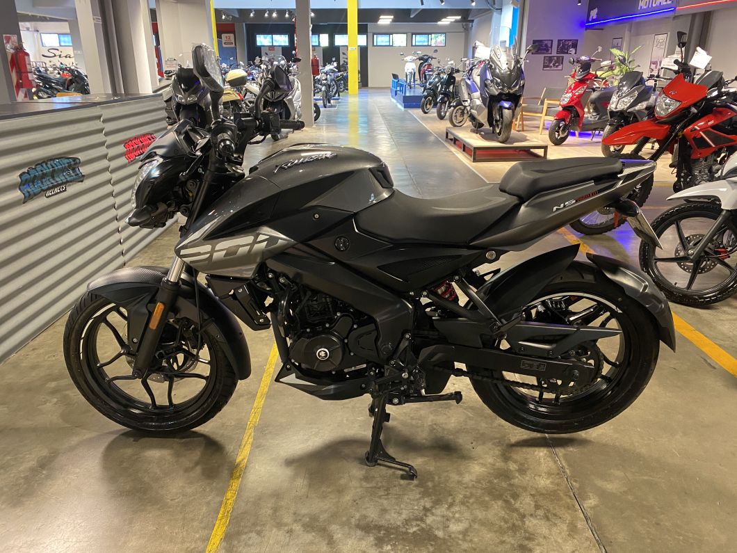 Moto Bajaj Rouser 200 usado 2024 con 4252km DT int49883