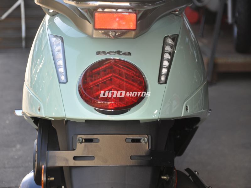 Moto Beta Tempo 150 Deluxe con Parabrisas y Baul Verde Agua