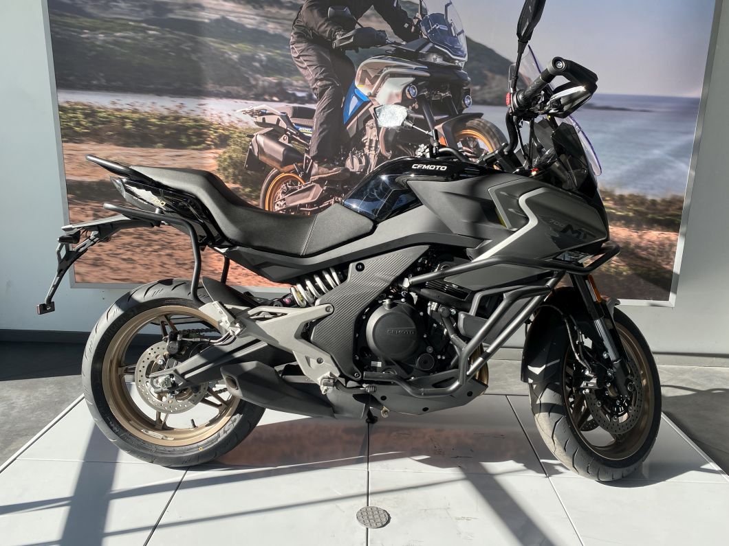 Moto CFMOTO 700 MT