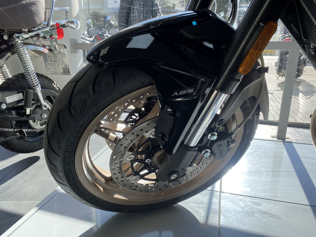 Moto CFMOTO 700 MT