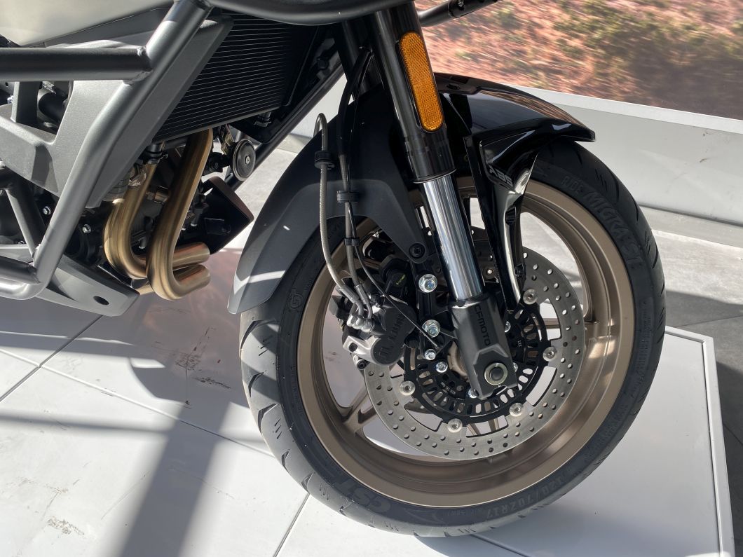 Moto CFMOTO 700 MT