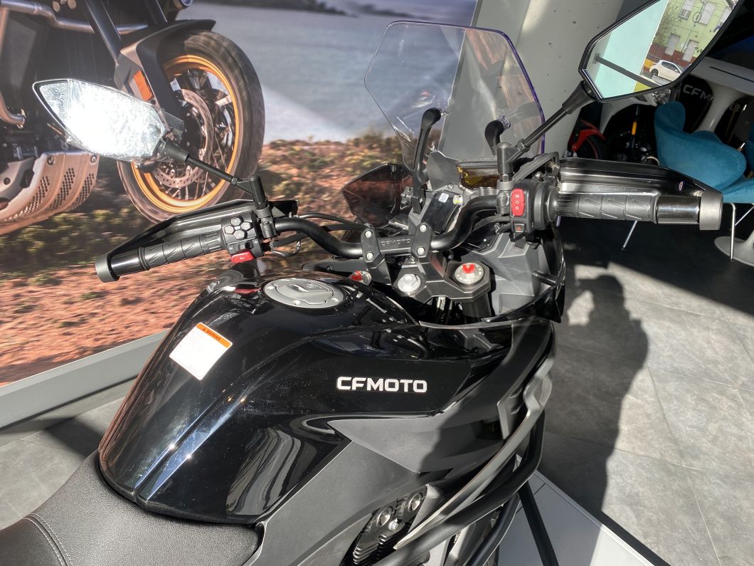 Moto CFMOTO 700 MT