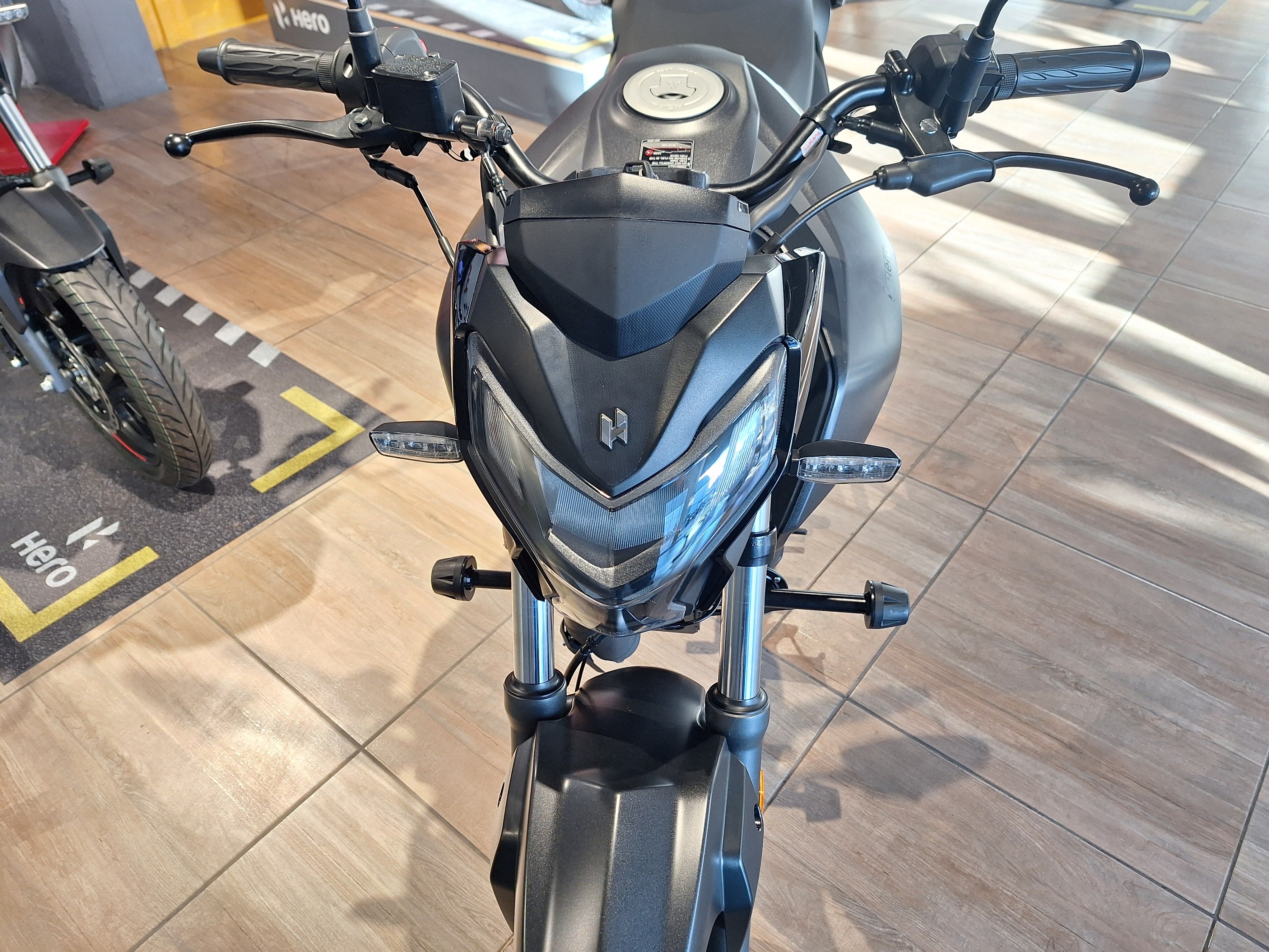 Moto Hero Hunk 160R DD ABS 