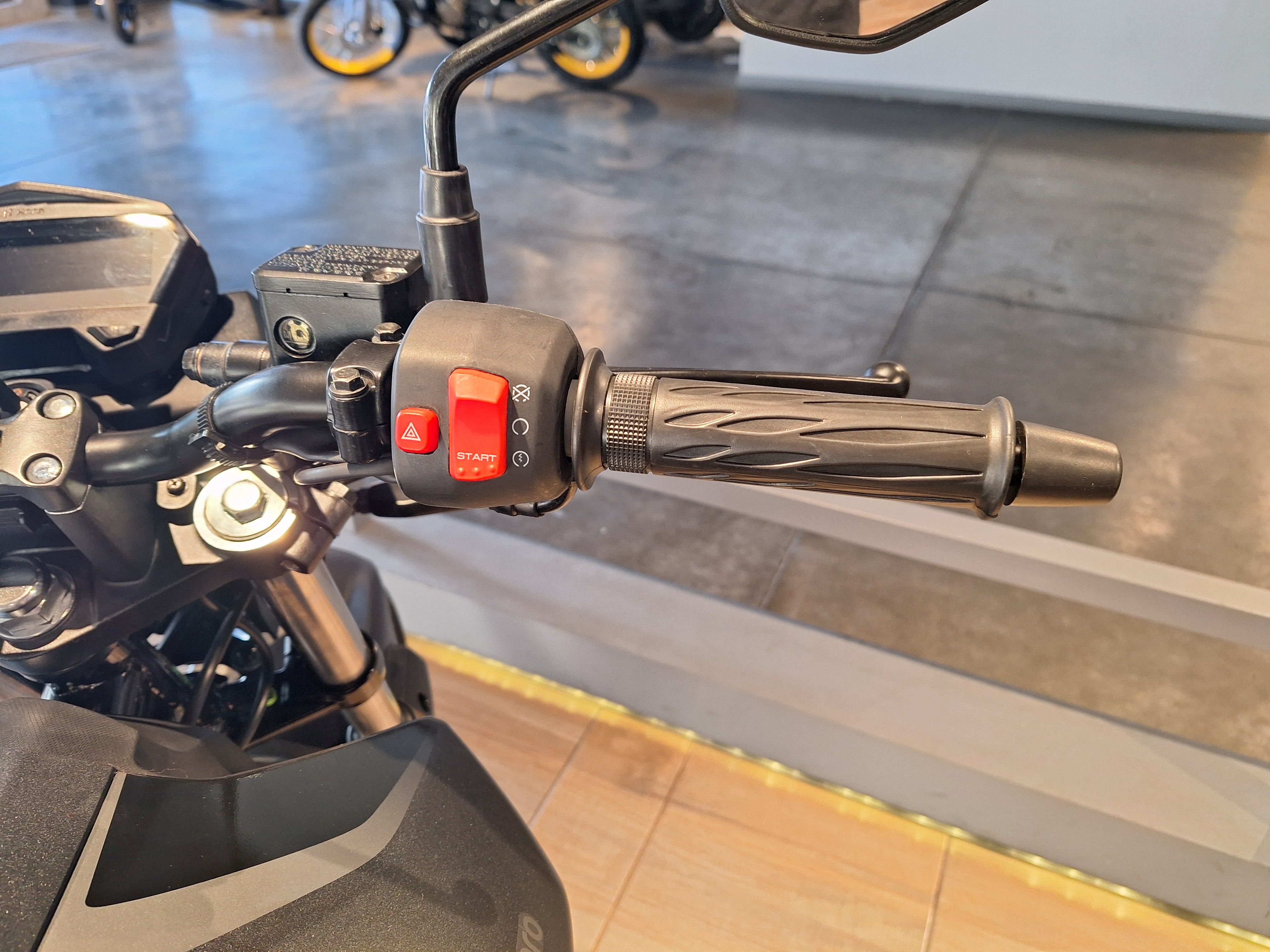 Moto Hero Hunk 160R DD ABS 