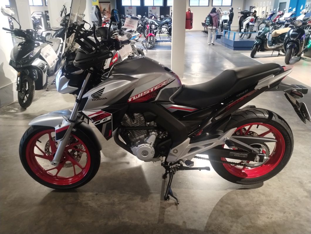 Moto Honda CB 250 Twister usado 2022 con 5800km int48441