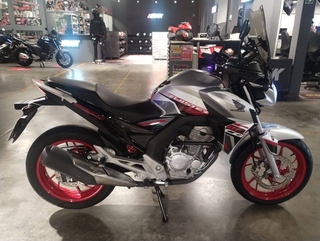 Moto Honda CB 250 Twister usado 2022 con 5800km 