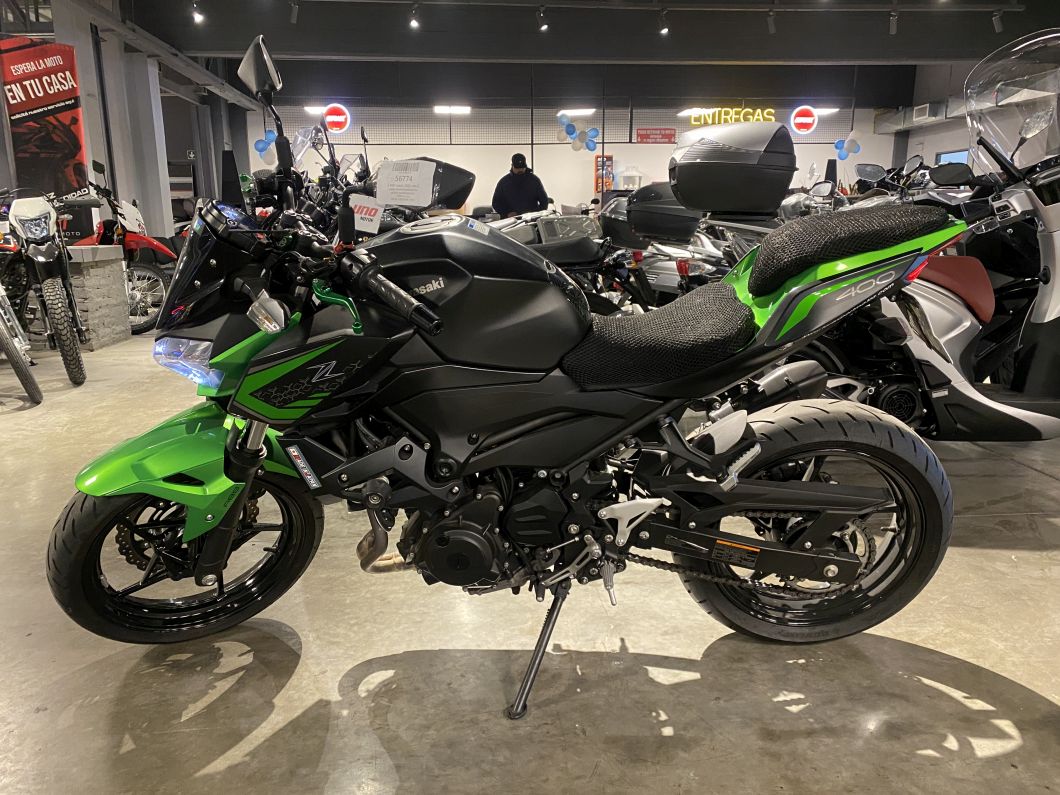 Moto Kawasaki Z 400 usado 2021 con 21000 km 1M