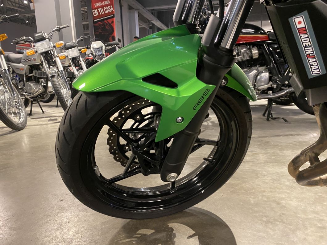 Moto Kawasaki Z 400 usado 2021 con 21000 km 1M