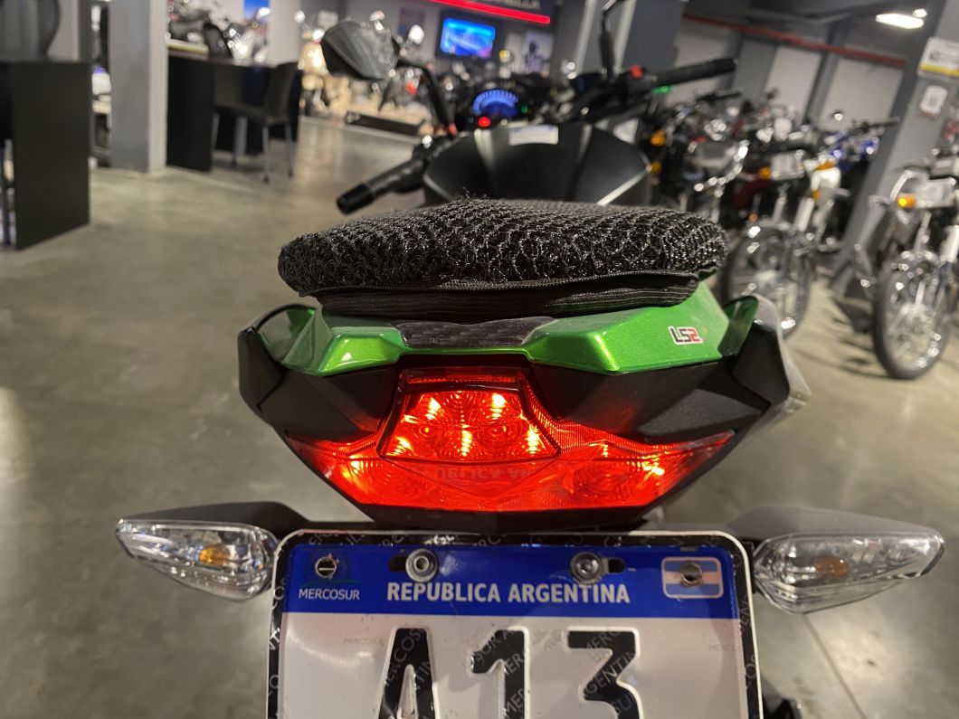 Moto Kawasaki Z 400 usado 2021 con 21000 km 1M