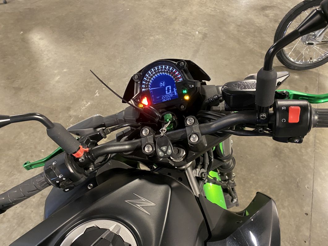 Moto Kawasaki Z 400 usado 2021 con 21000 km 1M