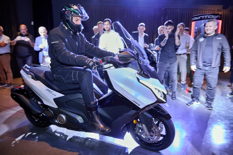 Moto KYMCO AK 575 Premium