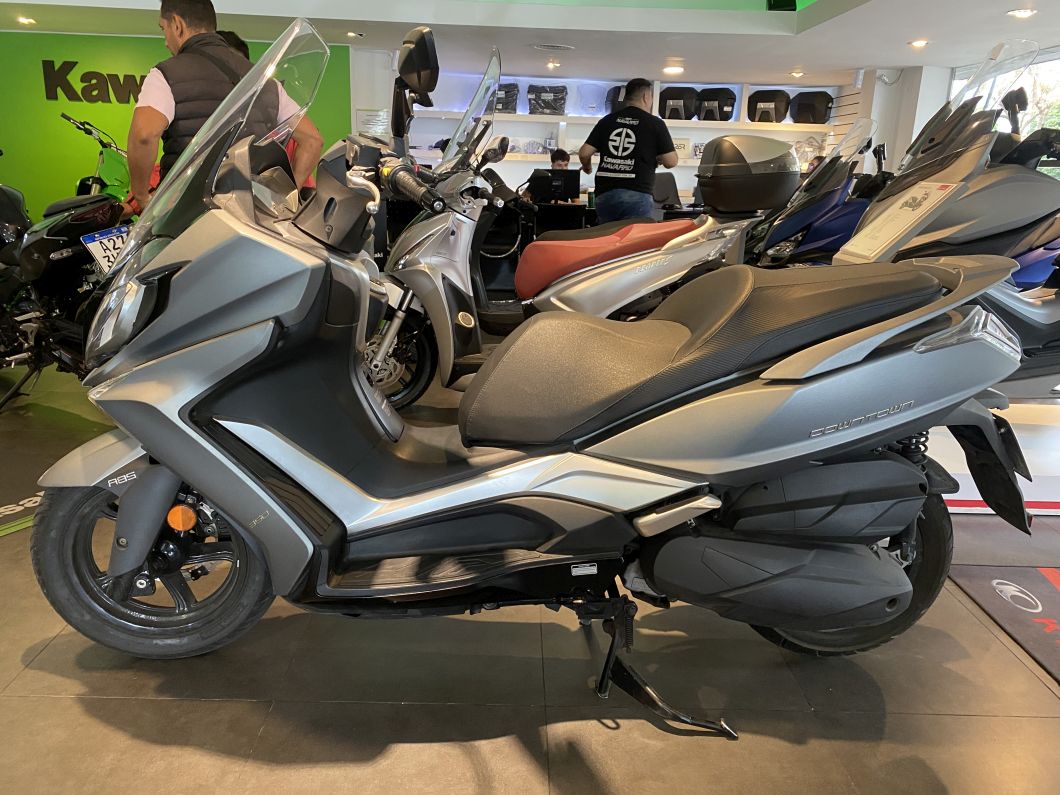 Moto Kymco Downtown 350 tcs usado 2022 con 15700 km 1M