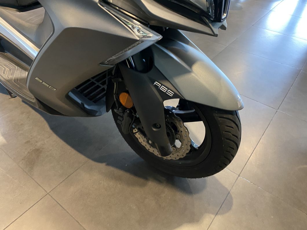 Moto Kymco Downtown 350 tcs usado 2022 con 15700 km 1M