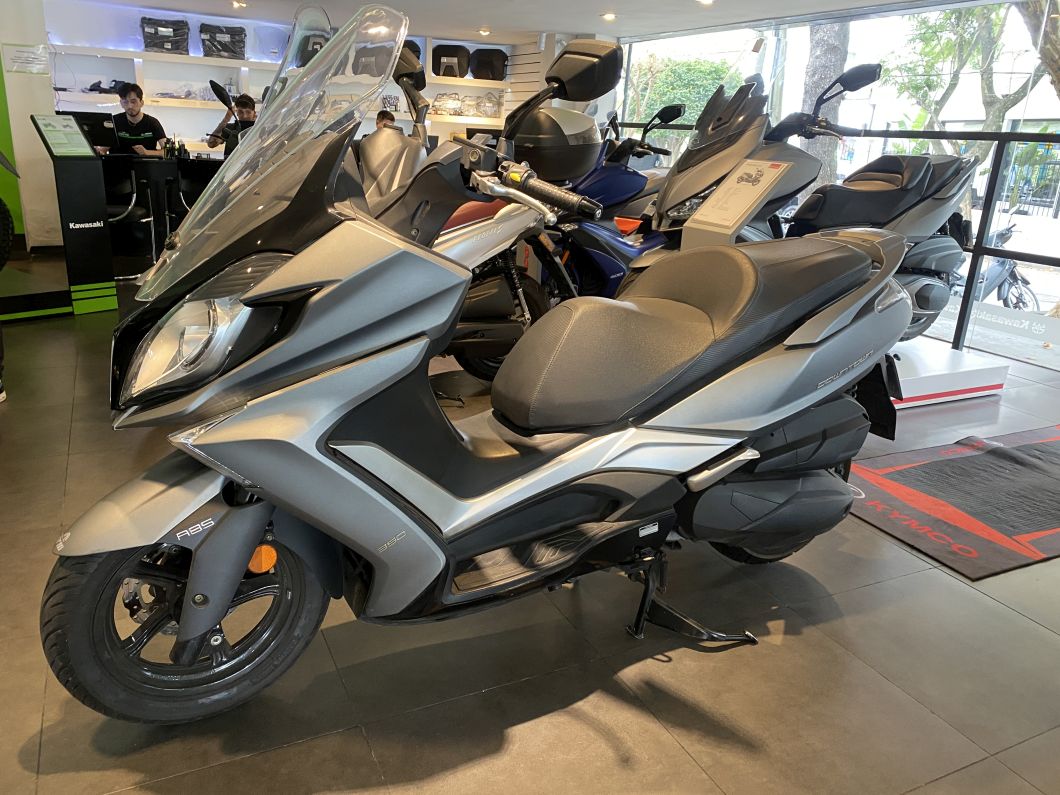 Moto Kymco Downtown 350 tcs usado 2022 con 15700 km 1M