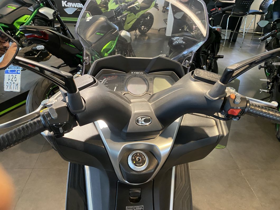 Moto Kymco Downtown 350 tcs usado 2022 con 15700 km 1M