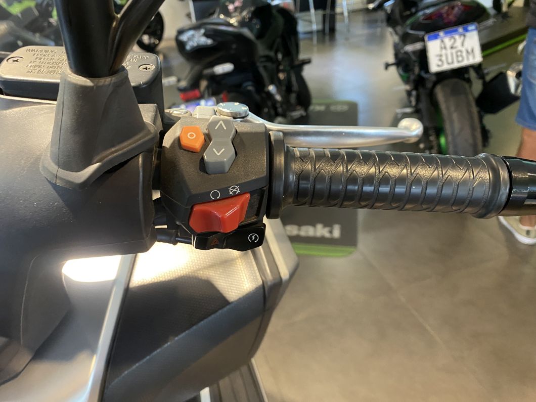 Moto Kymco Downtown 350 tcs usado 2022 con 15700 km 1M