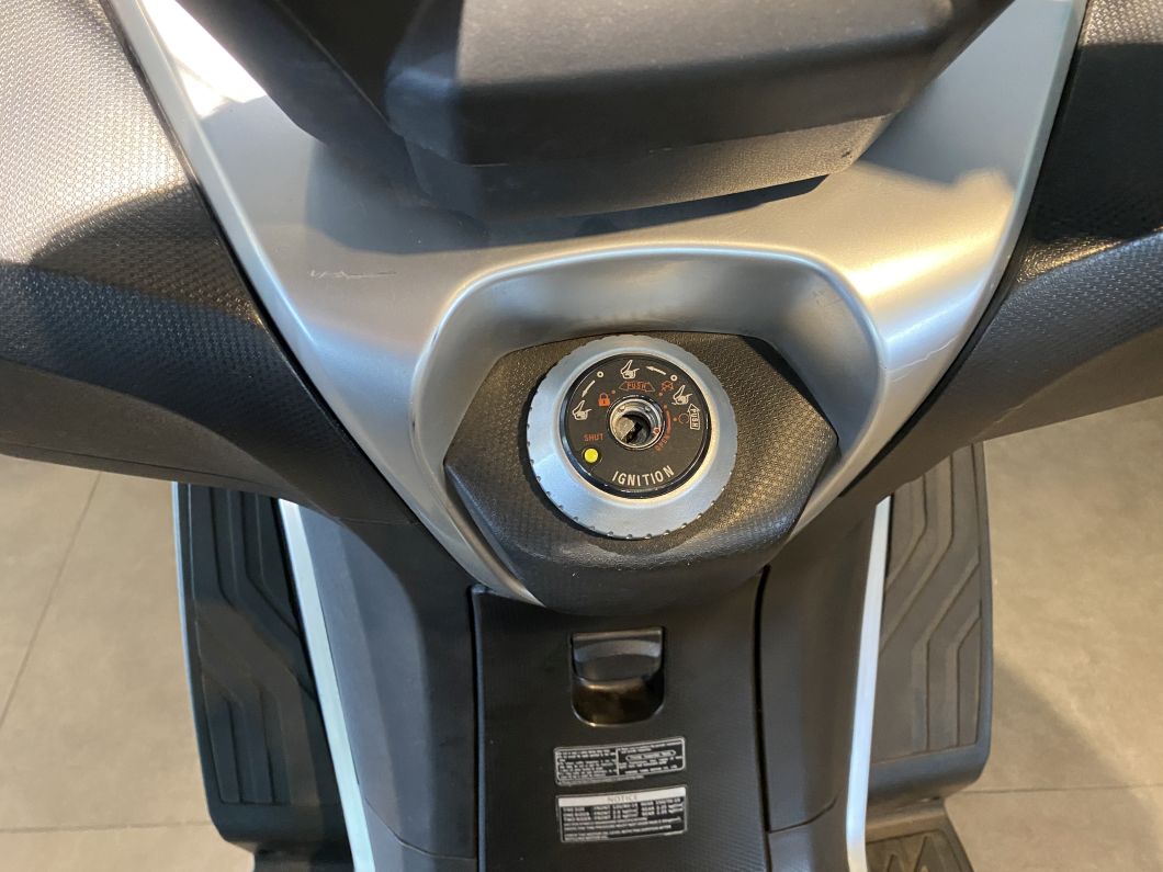 Moto Kymco Downtown 350 tcs usado 2022 con 15700 km 1M