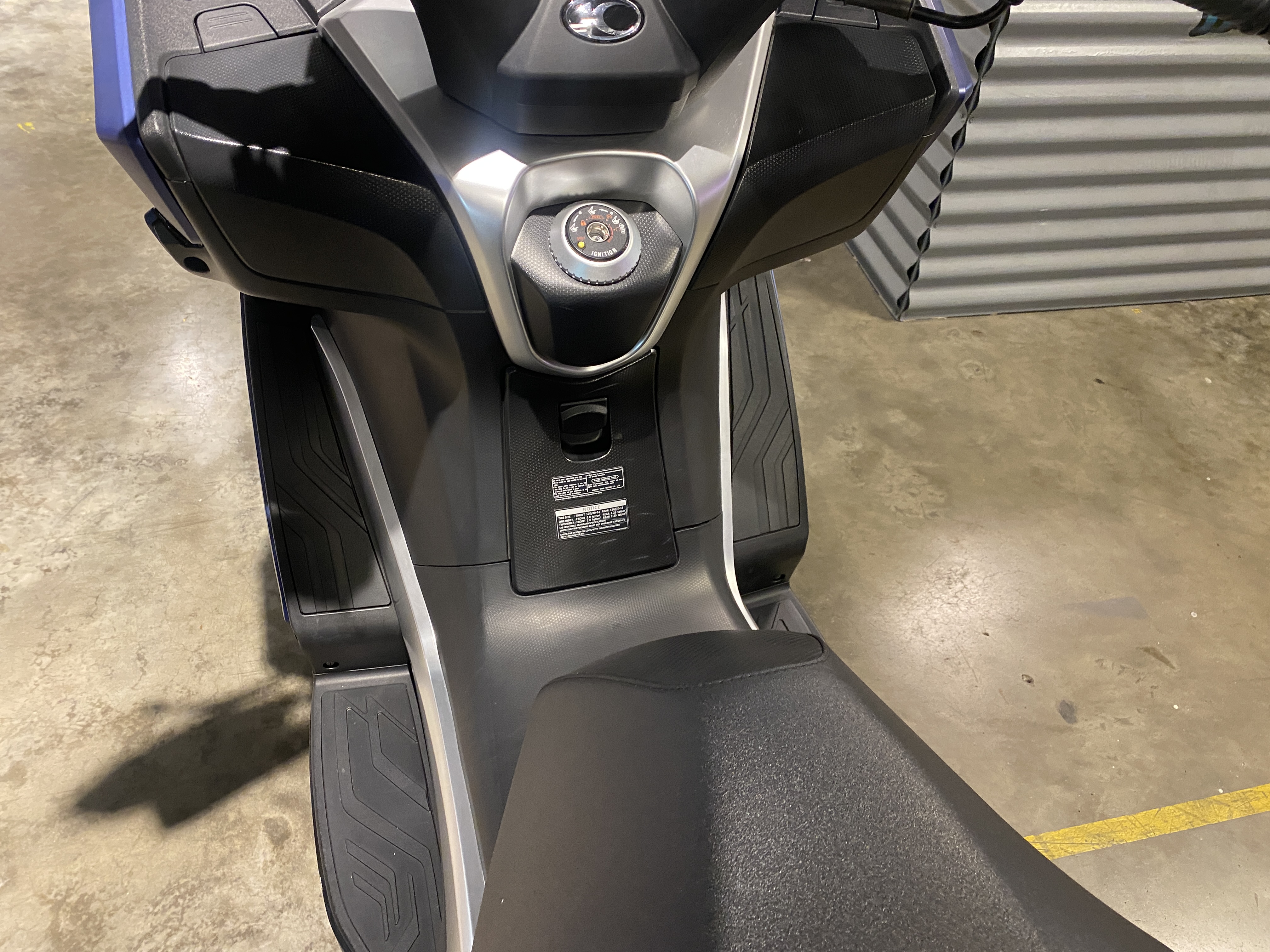 Moto Kymco Downtown 350 usado 2023 con 3732km 1M