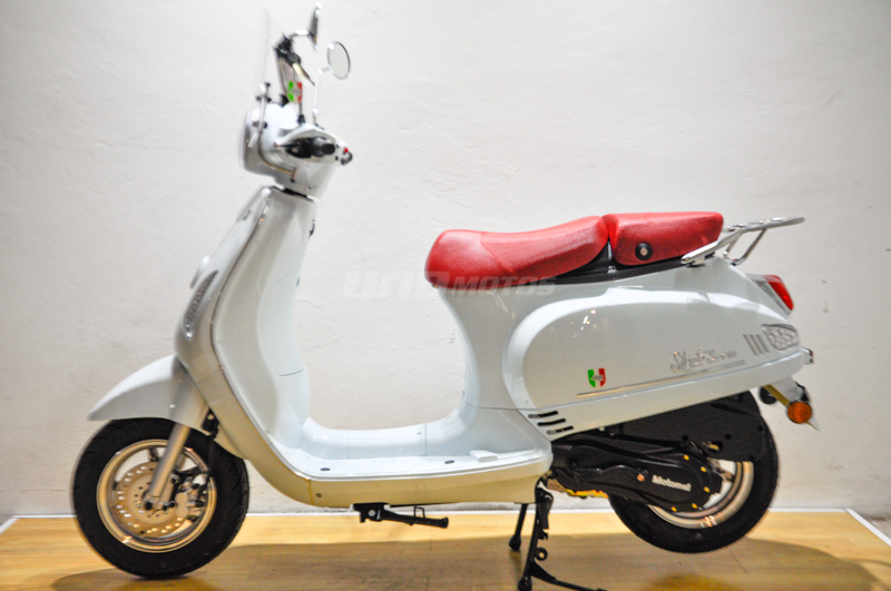Moto Motomel Strato Euro 150cc tipo Vespa 2023