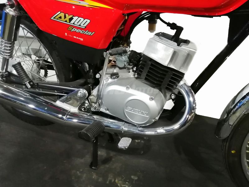 Moto Suzuki AX 100 