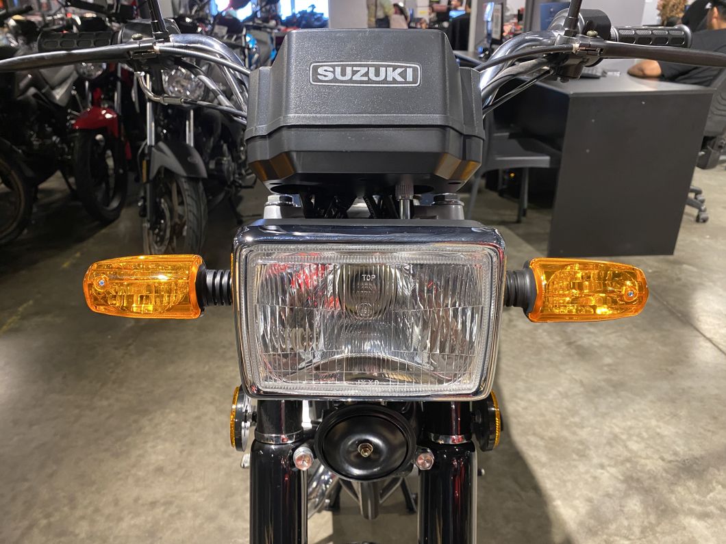 Moto Suzuki AX 100 
