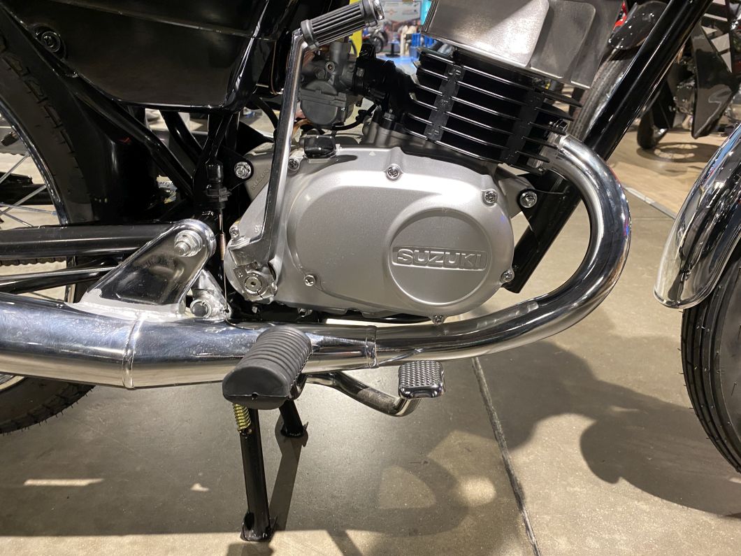 Moto Suzuki AX 100 