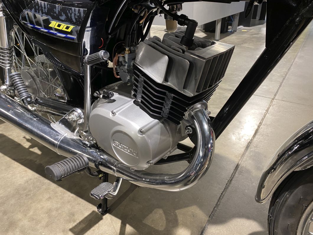 Moto Suzuki AX 100 