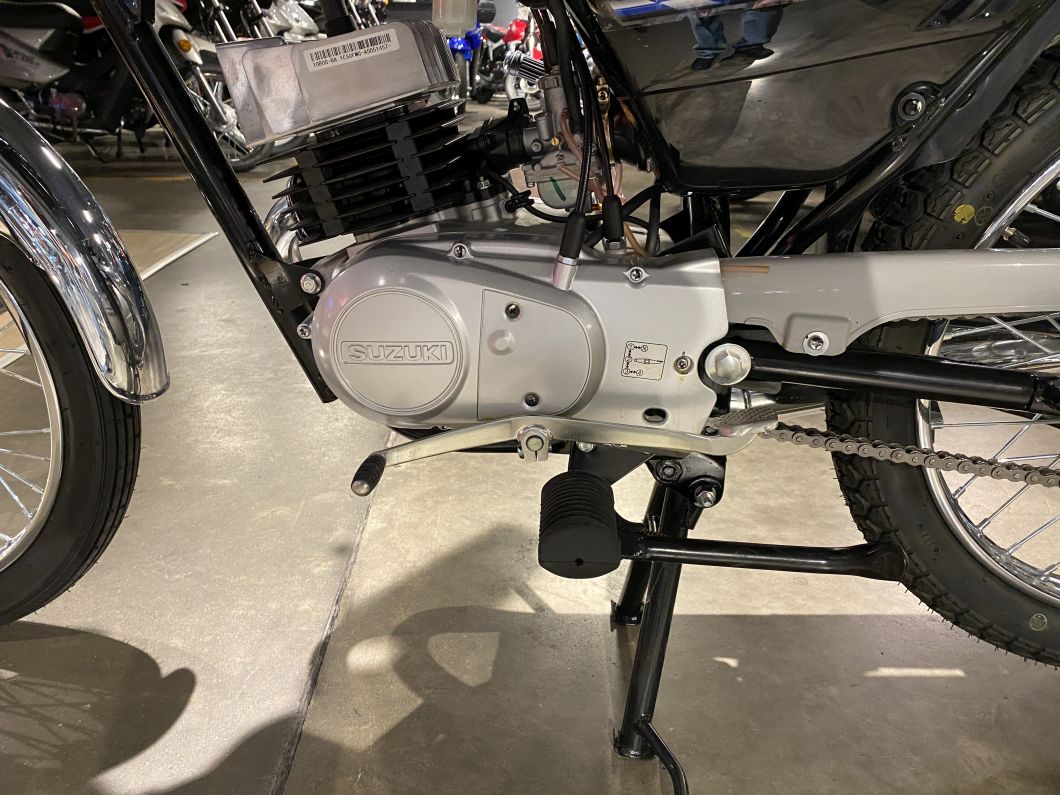 Moto Suzuki AX 100 