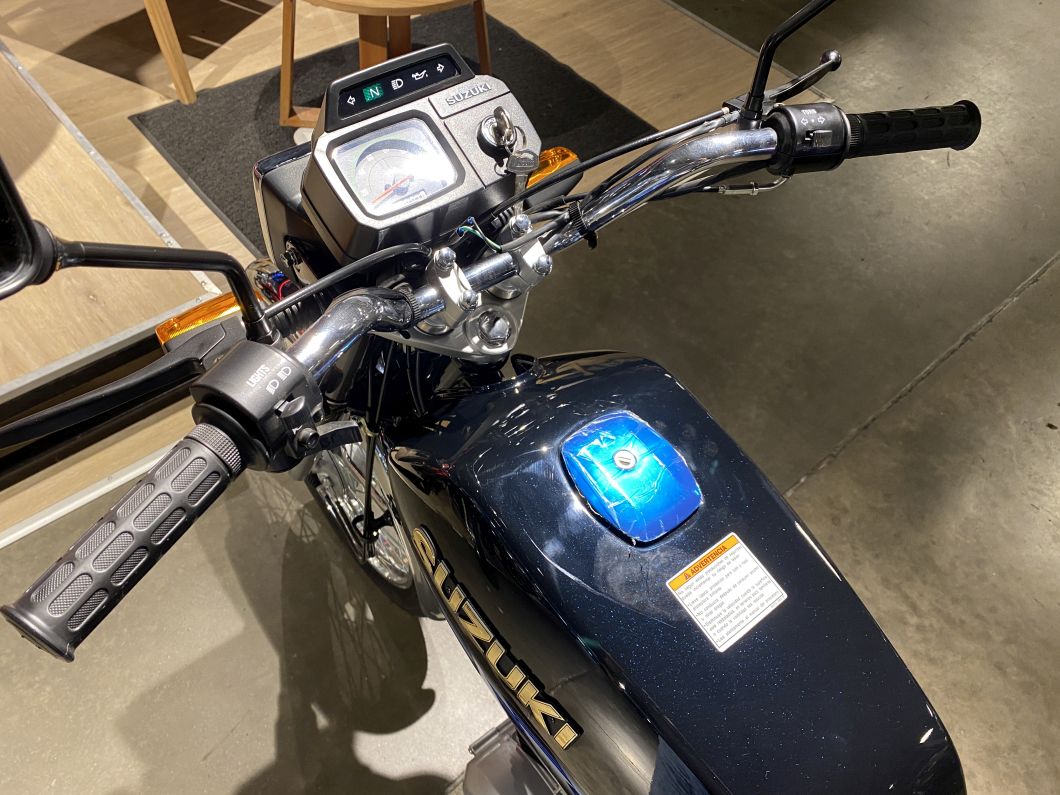 Moto Suzuki AX 100 