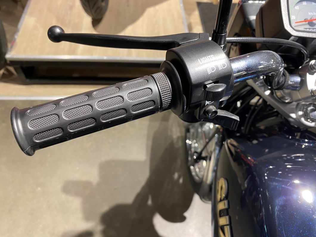 Moto Suzuki AX 100 