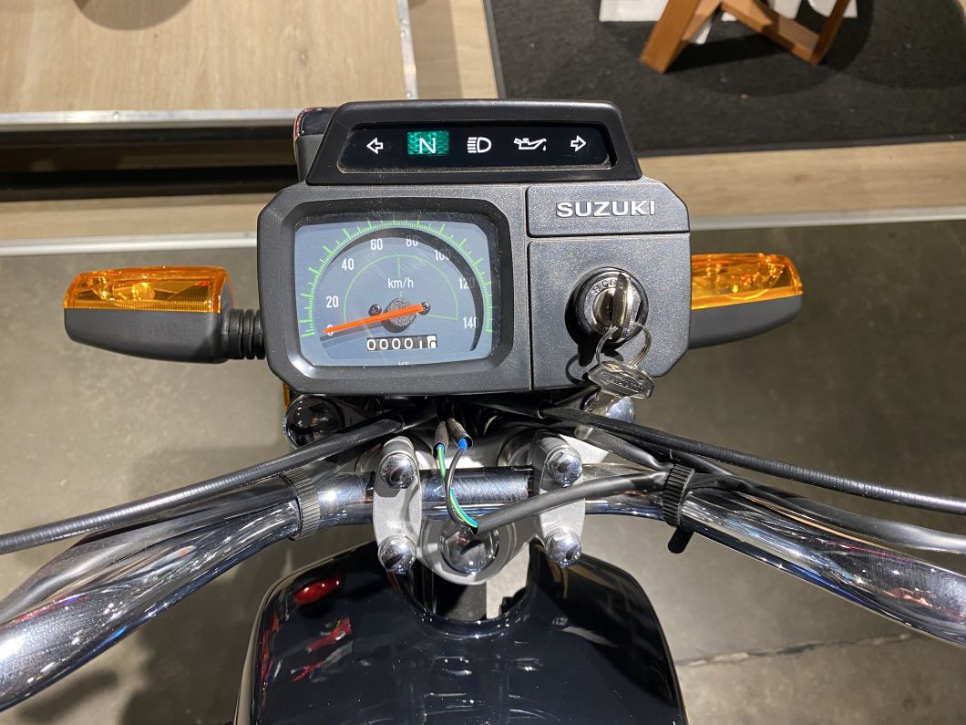 Moto Suzuki AX 100 