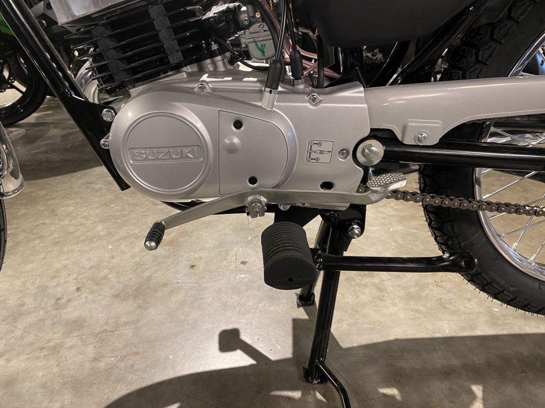 Moto Suzuki AX 100 