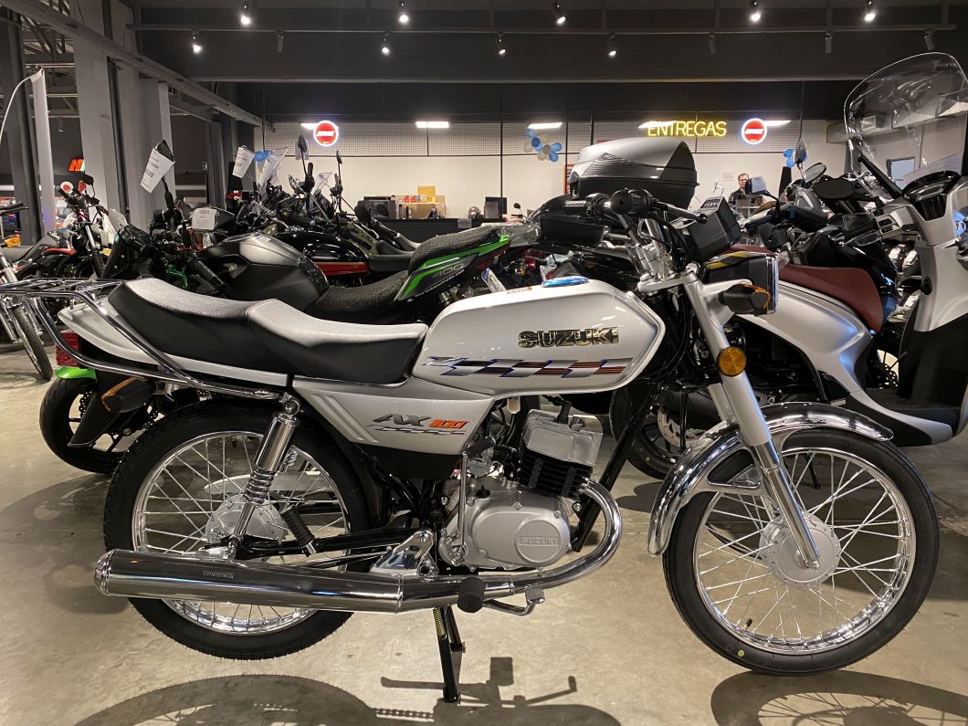 Moto Suzuki AX 100 
