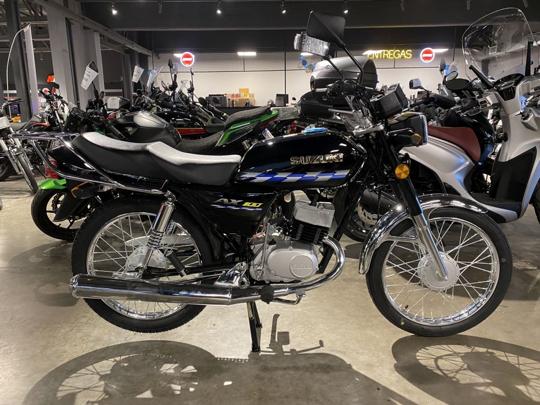Moto Suzuki AX 100 