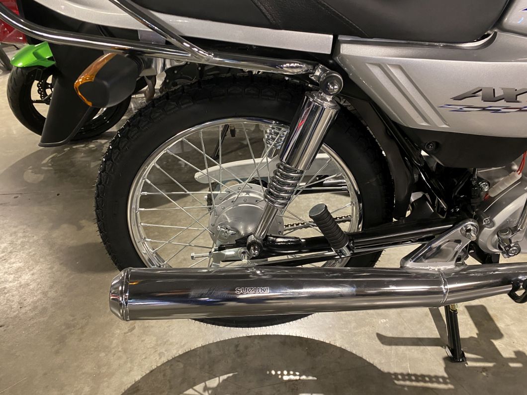 Moto Suzuki AX 100 