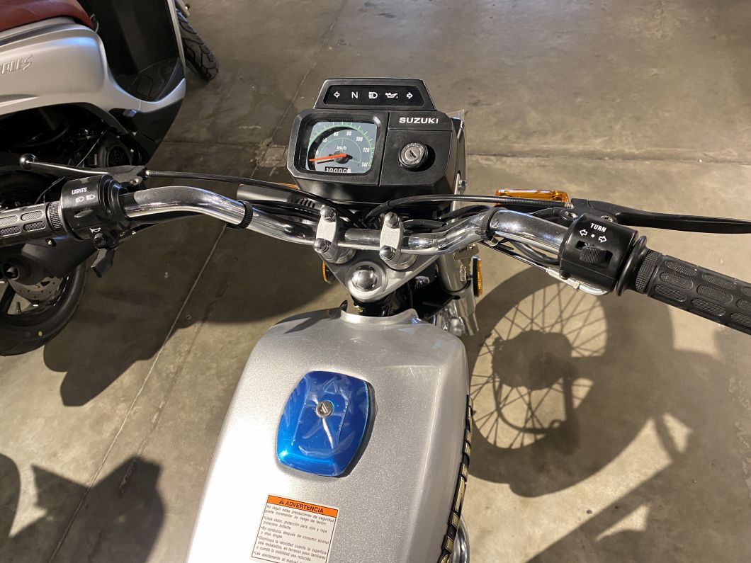 Moto Suzuki AX 100 