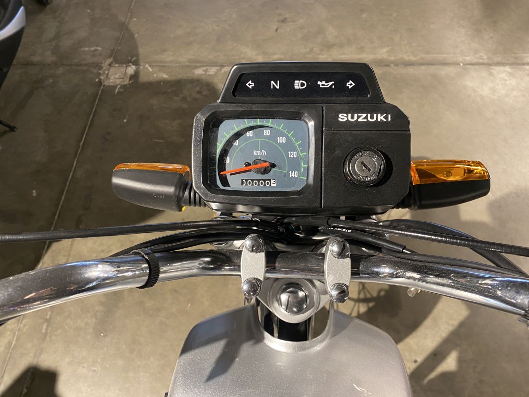 Moto Suzuki AX 100 