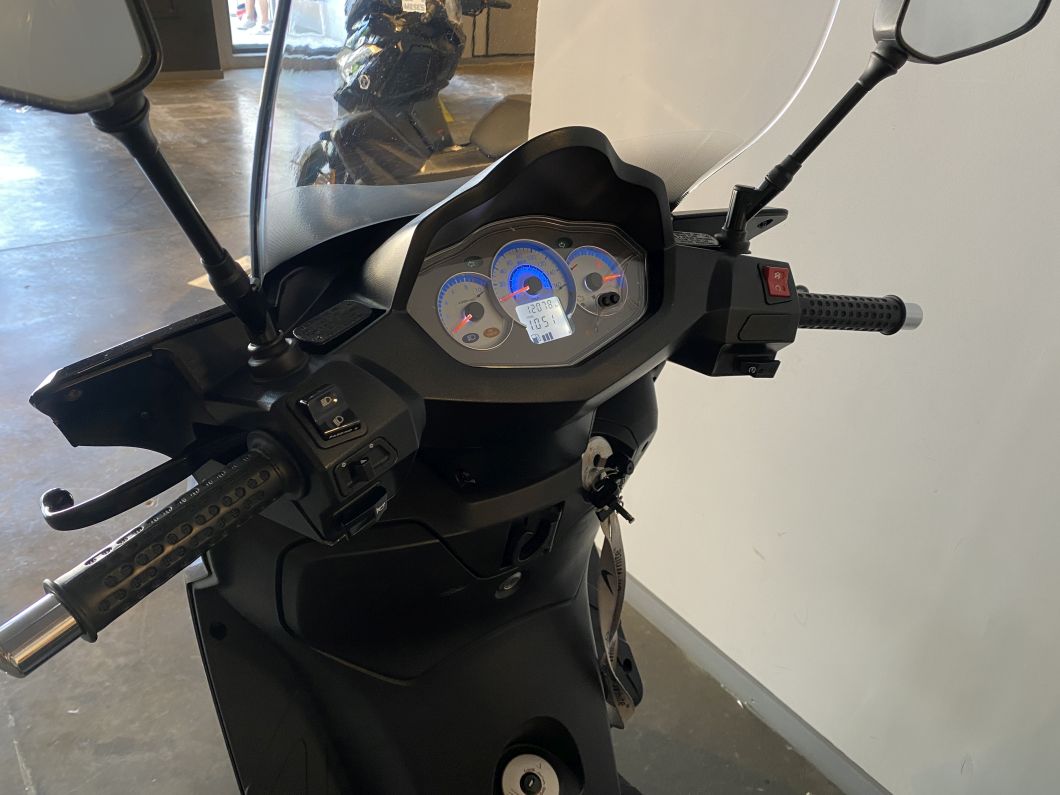 Moto Sym Citycom 300 usado 2021 con 12078 km 1M