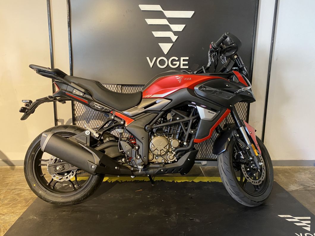 Moto Voge 300 DS 2026 con baul 