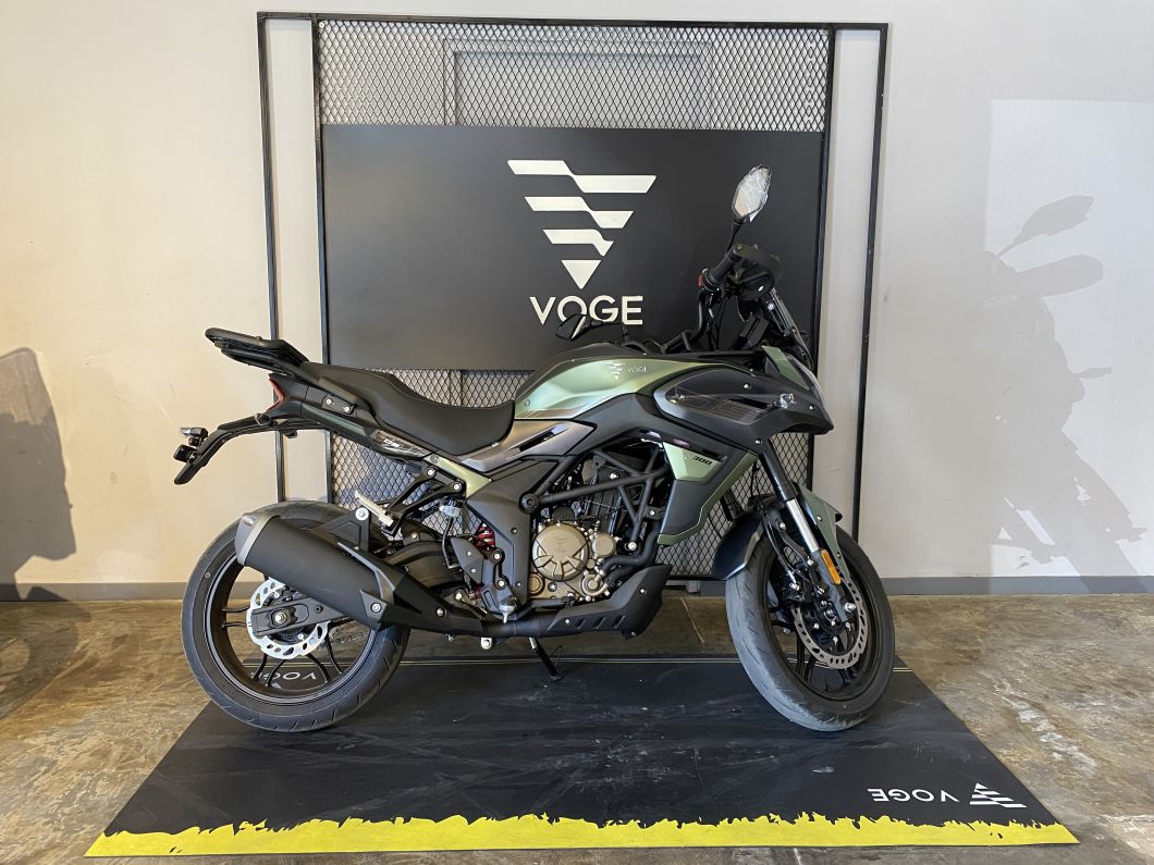 Moto Voge 300 DS 2026 con baul 