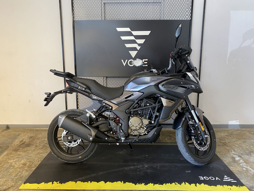 Moto Voge 300 DS 2026 con baul 