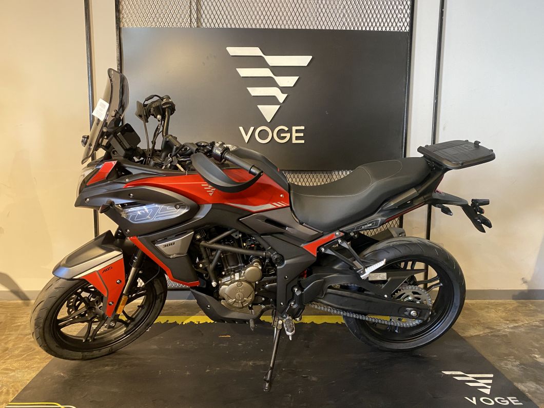 Moto Voge 300 DS 2026 con baul 