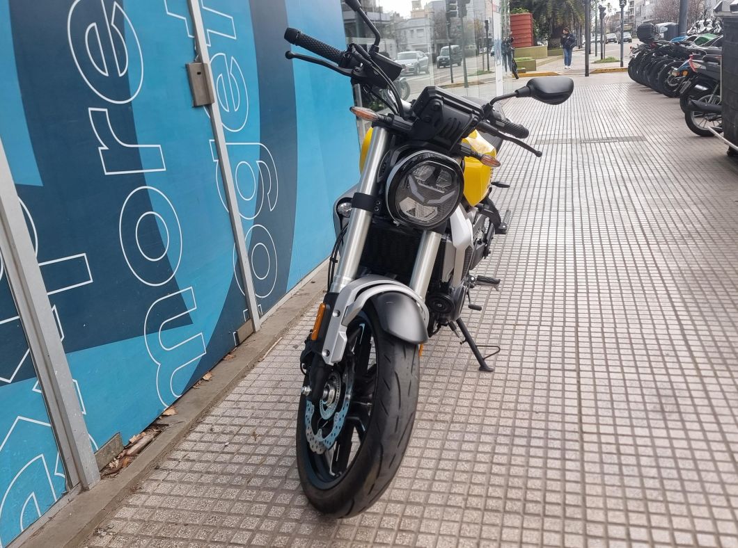 Moto Voge 350 Ac usado 2024 con 4299 km 1M