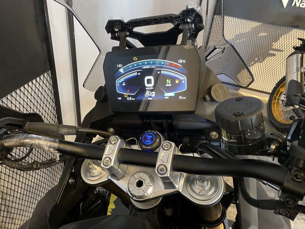 Moto Voge 900 DSX Black + Baul