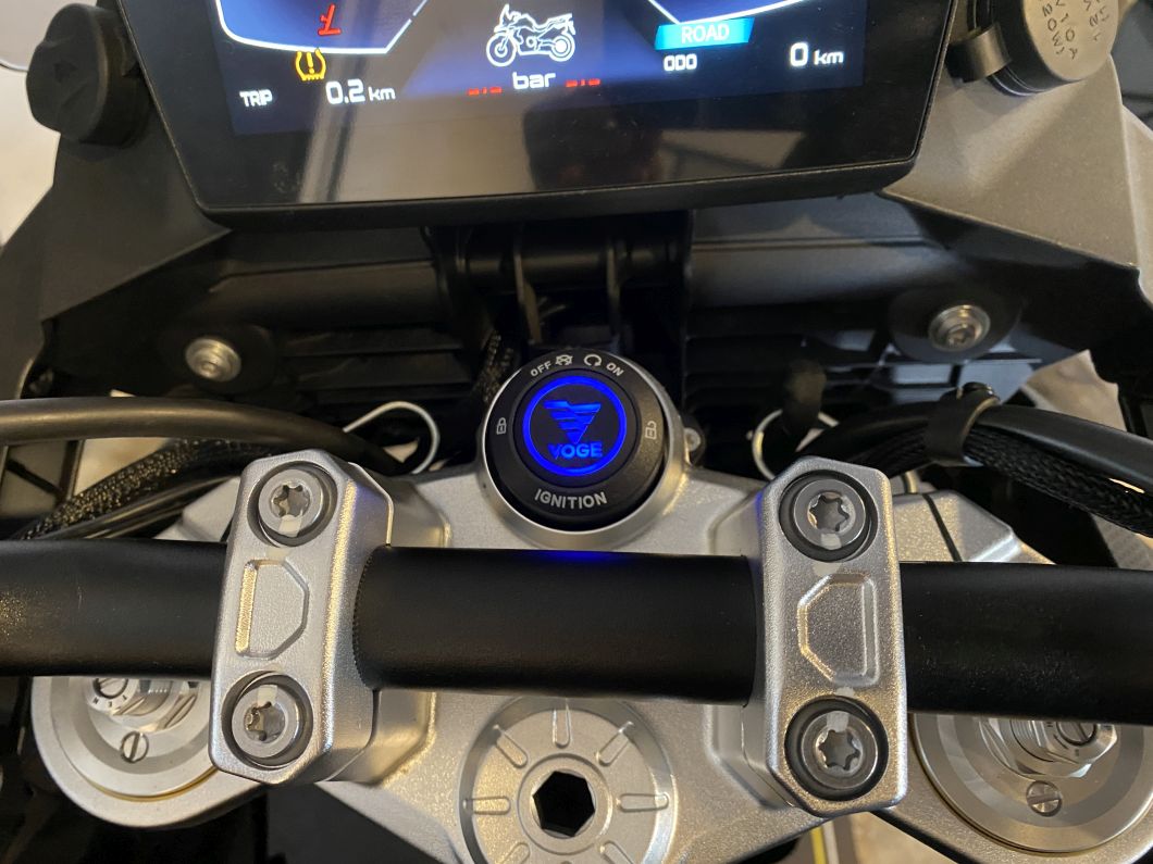 Moto Voge 900 DSX Black + Baul