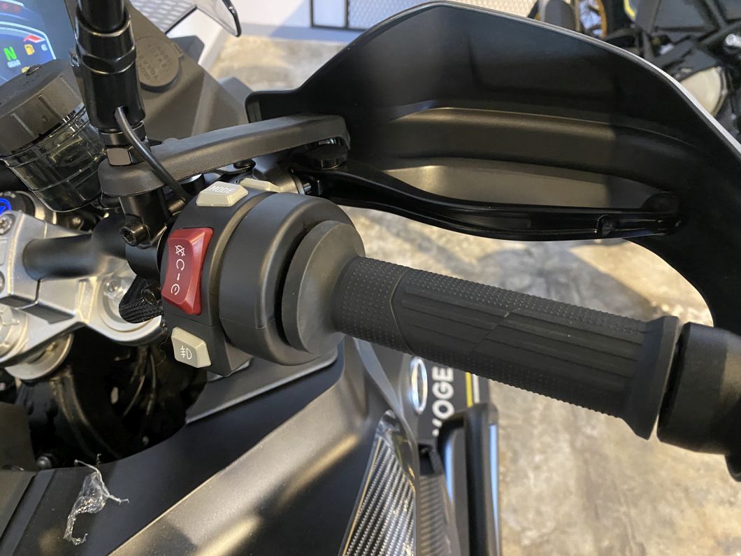 Moto Voge 900 DSX Black + Baul